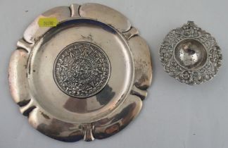 A Sterling silver dish, weight 4oz, together with a tea strainer af