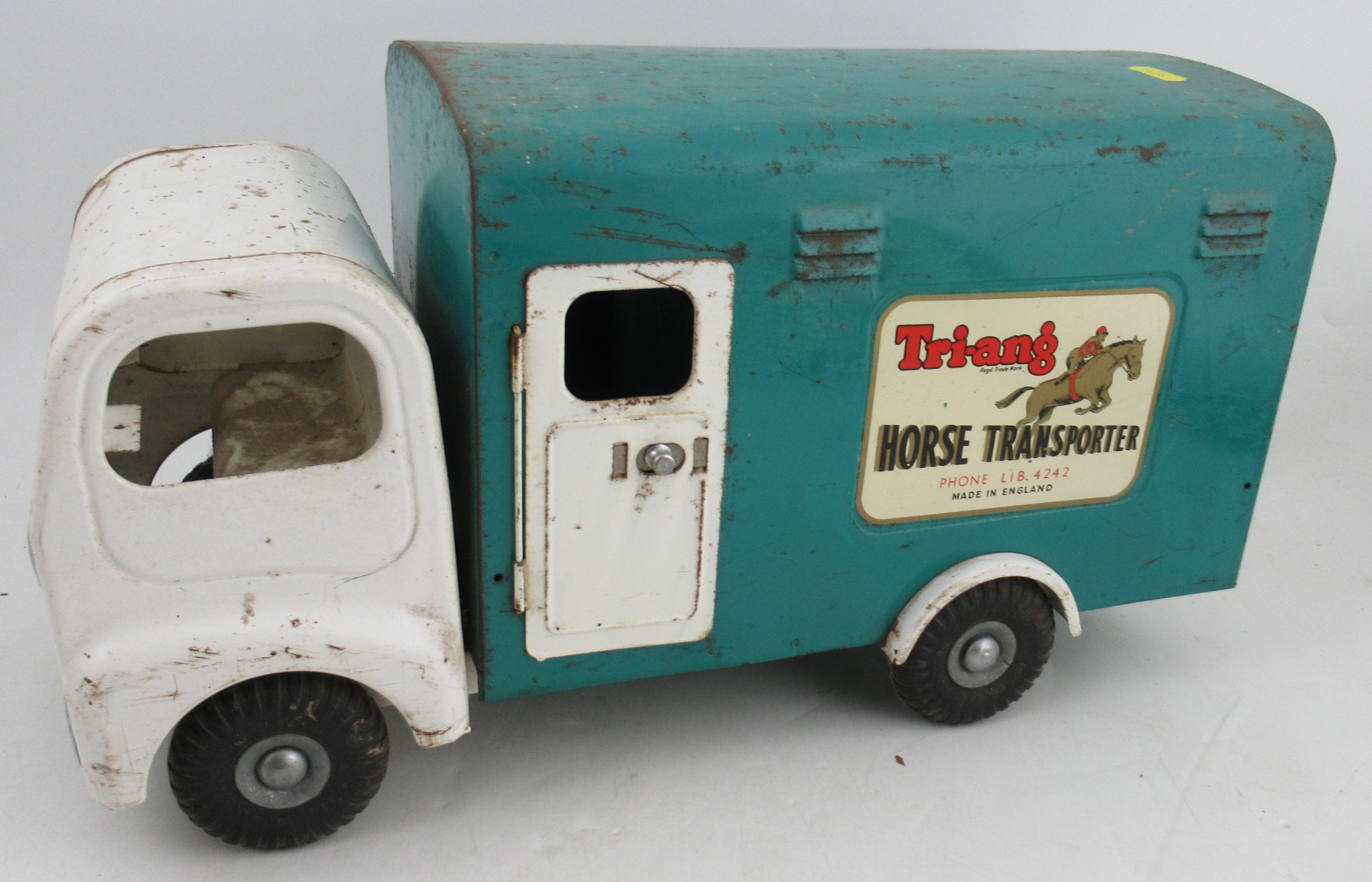 A Tri-ang Horse Transporter, together with a Tri-ang milk float with milk bottles - Bild 2 aus 9