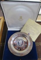 A Pobjoy Mint silver commemorative dish, set with a coin, boxed, weight 4oz