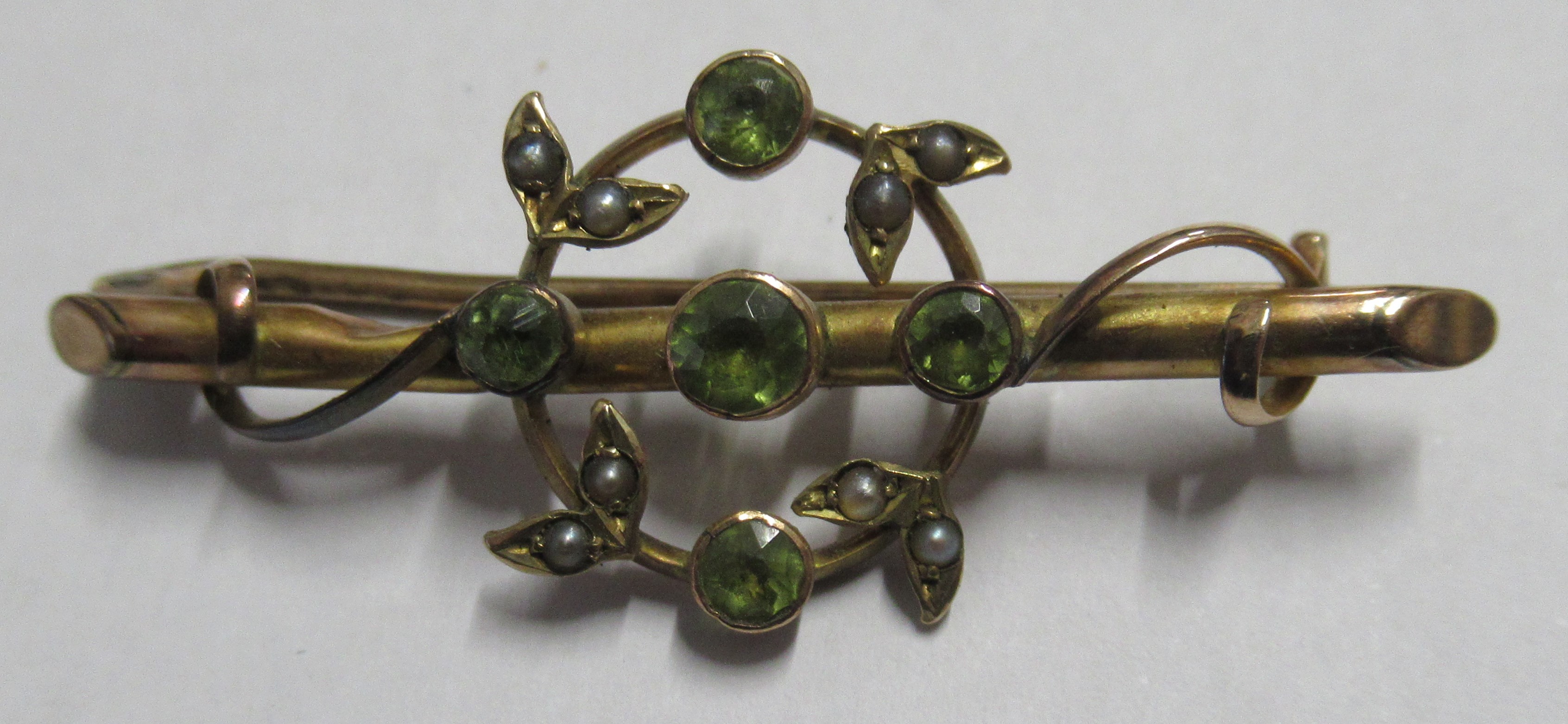 A Victorian 9ct gold bar brooch, set with peridot and seed pearls - Image 2 of 3