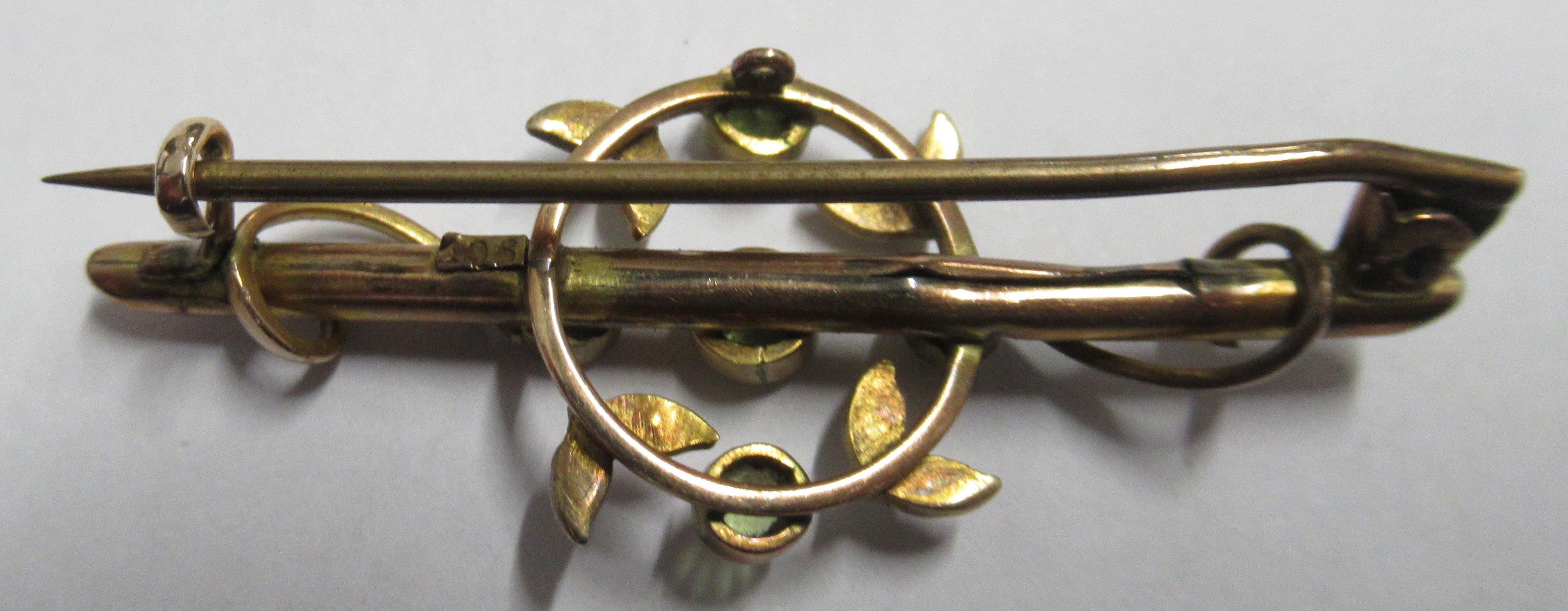 A Victorian 9ct gold bar brooch, set with peridot and seed pearls - Image 3 of 3