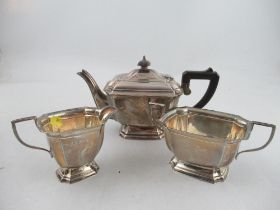 A hallmarked silver three piece tea set, Birmingham 1939, total weight 31oz