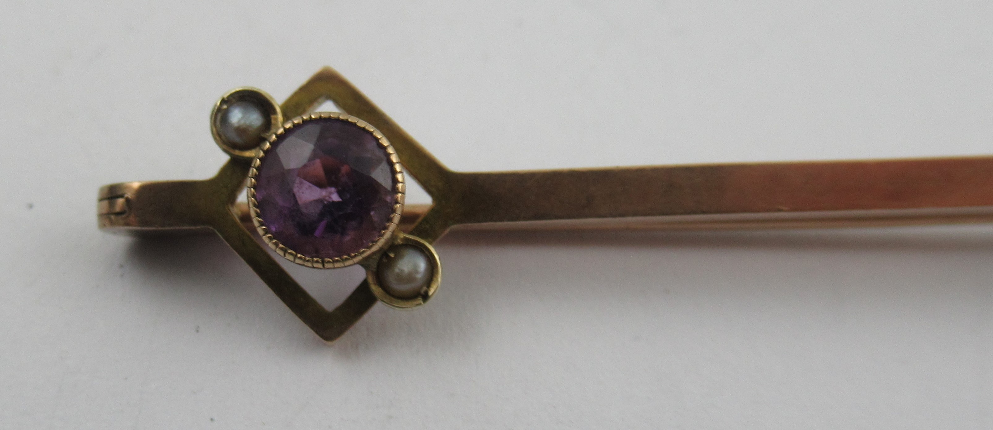 An Edwardian 9ct rose gold and yellow gold bar brooch, with amethyst highlighted with seed pearls, - Image 2 of 4