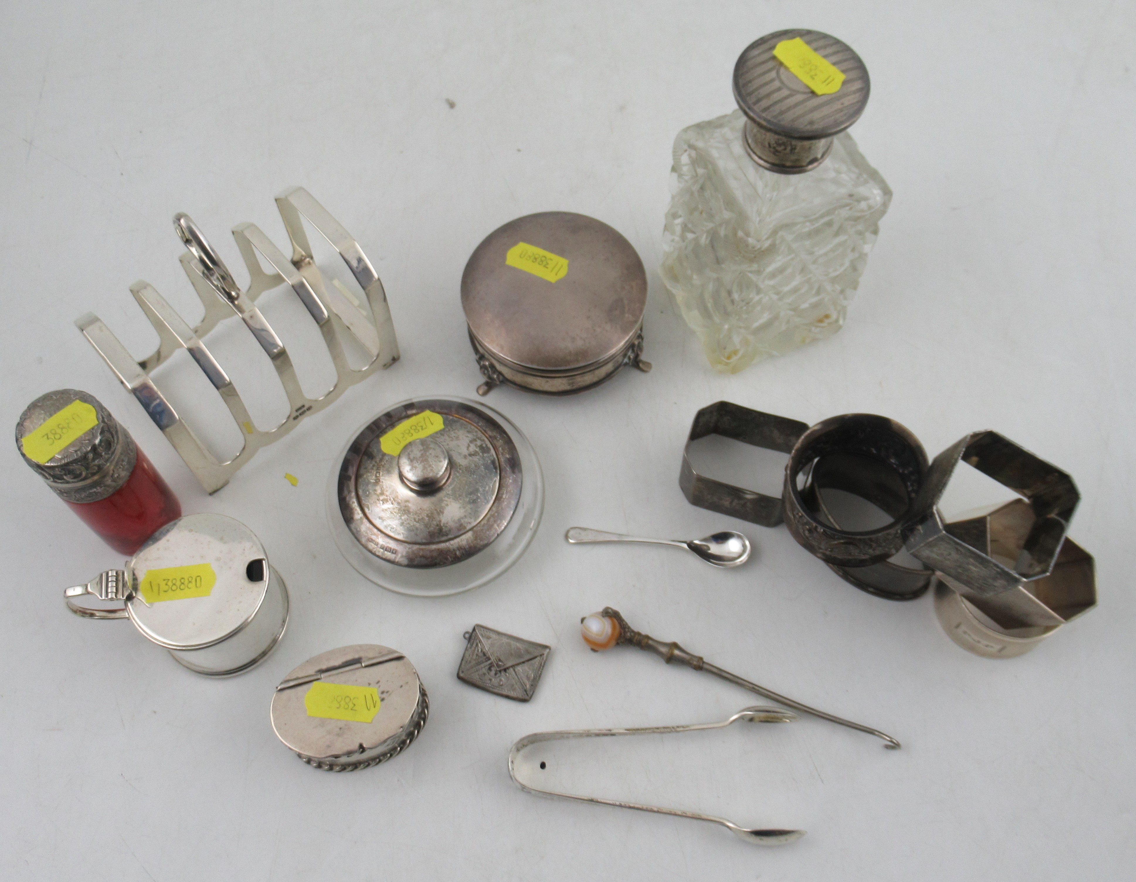 A quantity of small hallmarked silver items, to include a toast rack, 6 serviette rings, a - Image 2 of 2