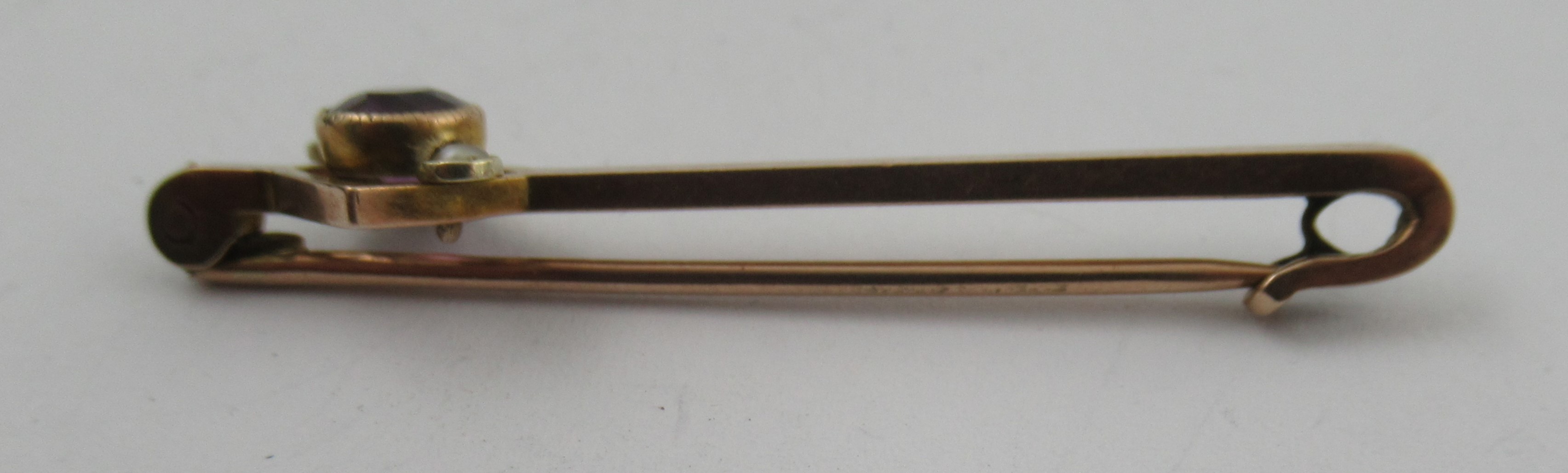 An Edwardian 9ct rose gold and yellow gold bar brooch, with amethyst highlighted with seed pearls, - Image 3 of 4