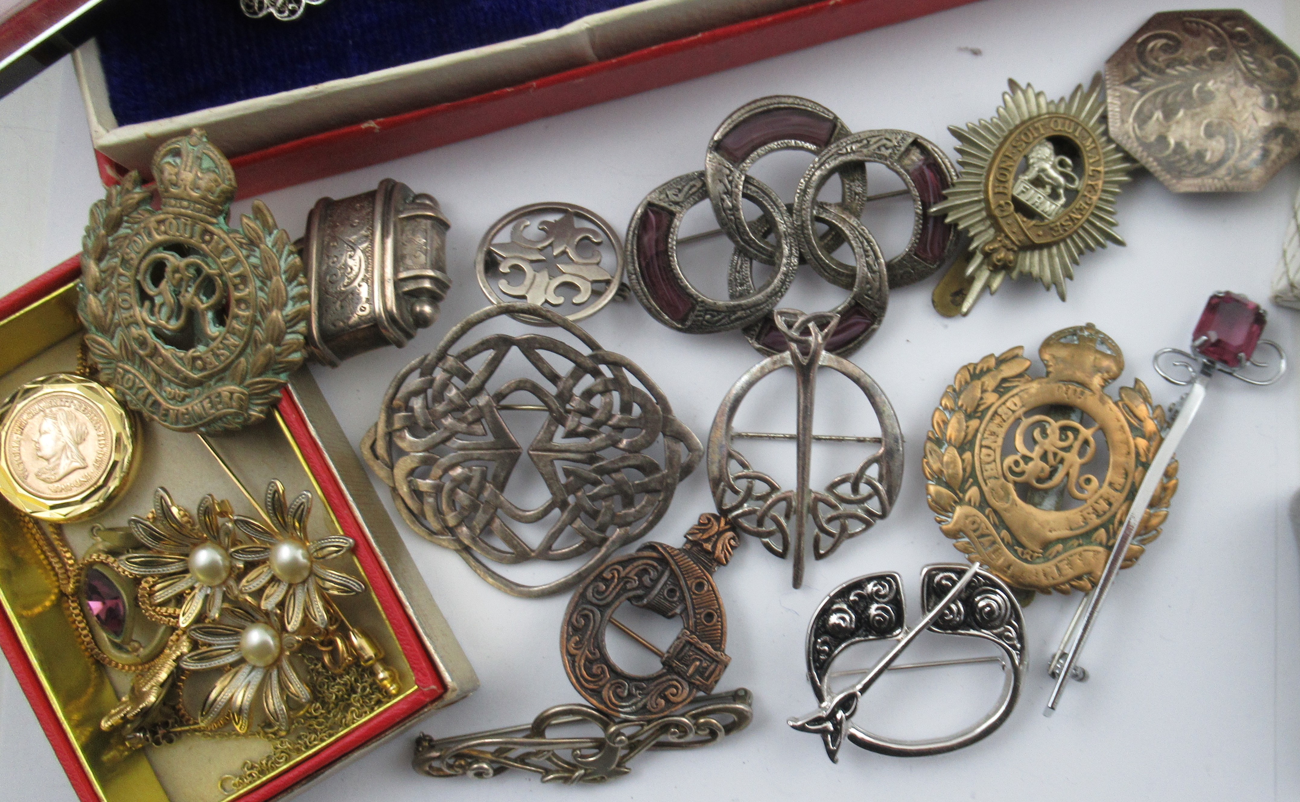 A collection of costume jewellery, to include silver and other brooches, necklaces, a silver cased - Image 2 of 3