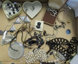 A collection of costume jewellery