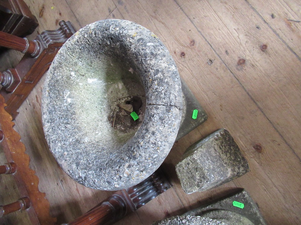 A pair of garden urns and a stone plinth - Bild 2 aus 3
