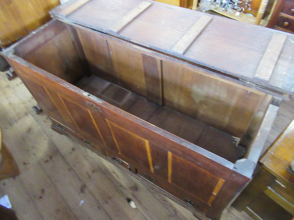 An antique oak mule chest width 56ins depth 21ins height 33ins - Bild 2 aus 3