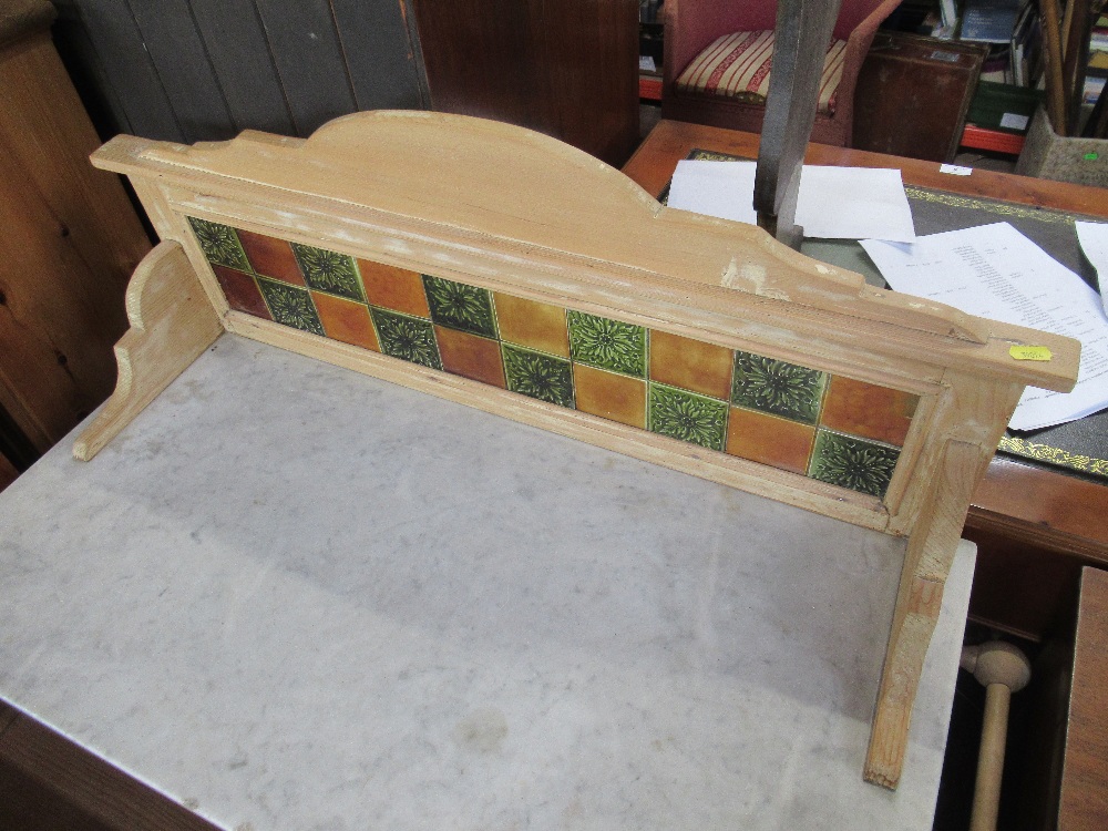 A pine marble top wash stand with tiled back , width 41ins, depth 19ins, height 43ins - Bild 3 aus 3