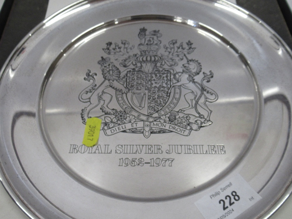 A hallmarked silver limited edition plate commemorating the Silver Jubilee, weight 13oz, diameter - Image 3 of 4