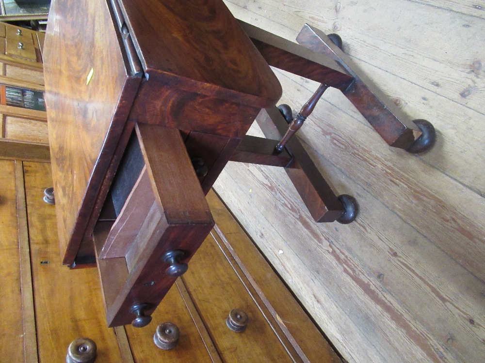 A 19th century mahogany work table width 22ins height 29ins - Bild 2 aus 3