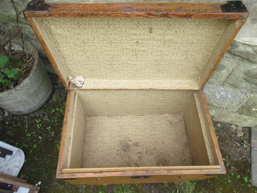 A pine painted box, decorated with flowers, width 27ins - Bild 3 aus 4