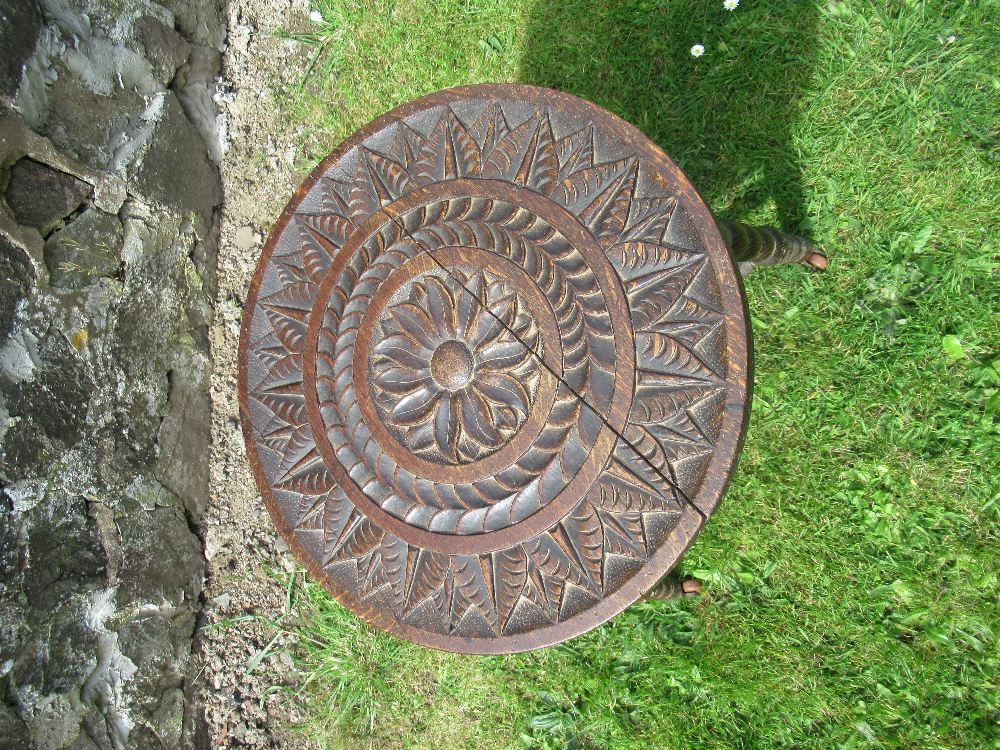 An antique oak occasional table with carved decoration - Bild 2 aus 2
