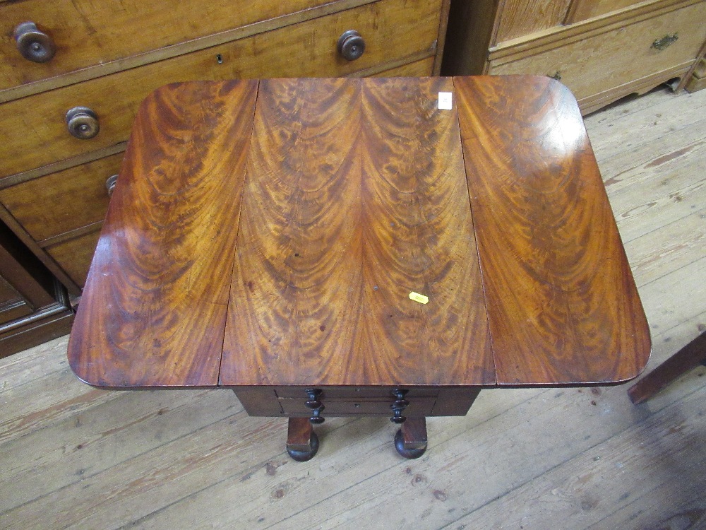 A 19th century mahogany work table width 22ins height 29ins - Bild 3 aus 3