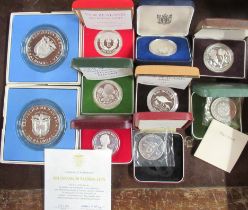 A collection of cased commemorative coins, 1974 Panama 20 Balboas coin, New Zealand Royal