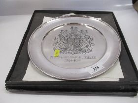 A hallmarked silver limited edition plate commemorating the Silver Jubilee, weight 13oz, diameter
