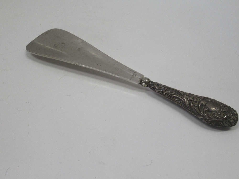 A pair of silver backed brushes together with a shoe horn with silver handle - Image 5 of 5
