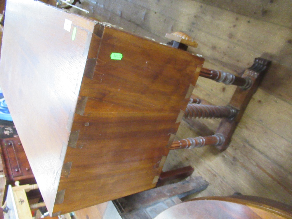An Anglo-Portuguese design desk with drop flap opening to reveal draw, raised on turned supports - Bild 6 aus 6