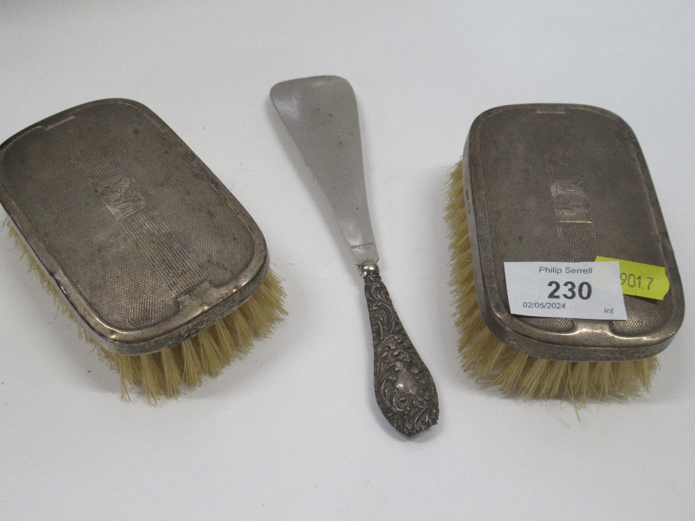 A pair of silver backed brushes together with a shoe horn with silver handle - Image 2 of 5