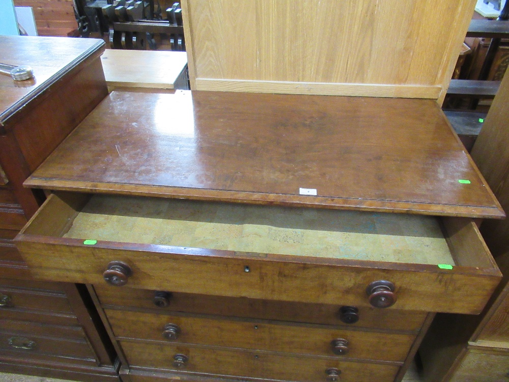 A Victorian mahogany chest of drawers, width 44ins, depth 23ins, height 43ins - Bild 3 aus 3