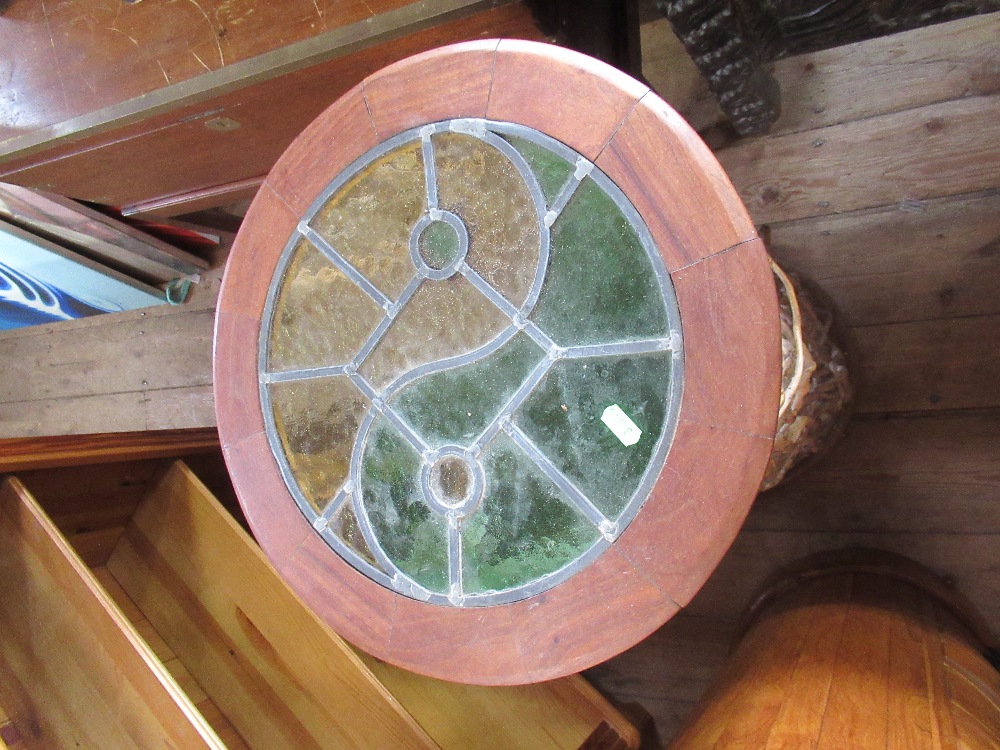 A circular chest of drawers, together with a jardinière stand with stained glass top raised on stick - Bild 2 aus 3