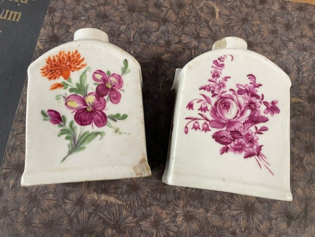 Two Antique porcelain tea cannisters - Image 4 of 6