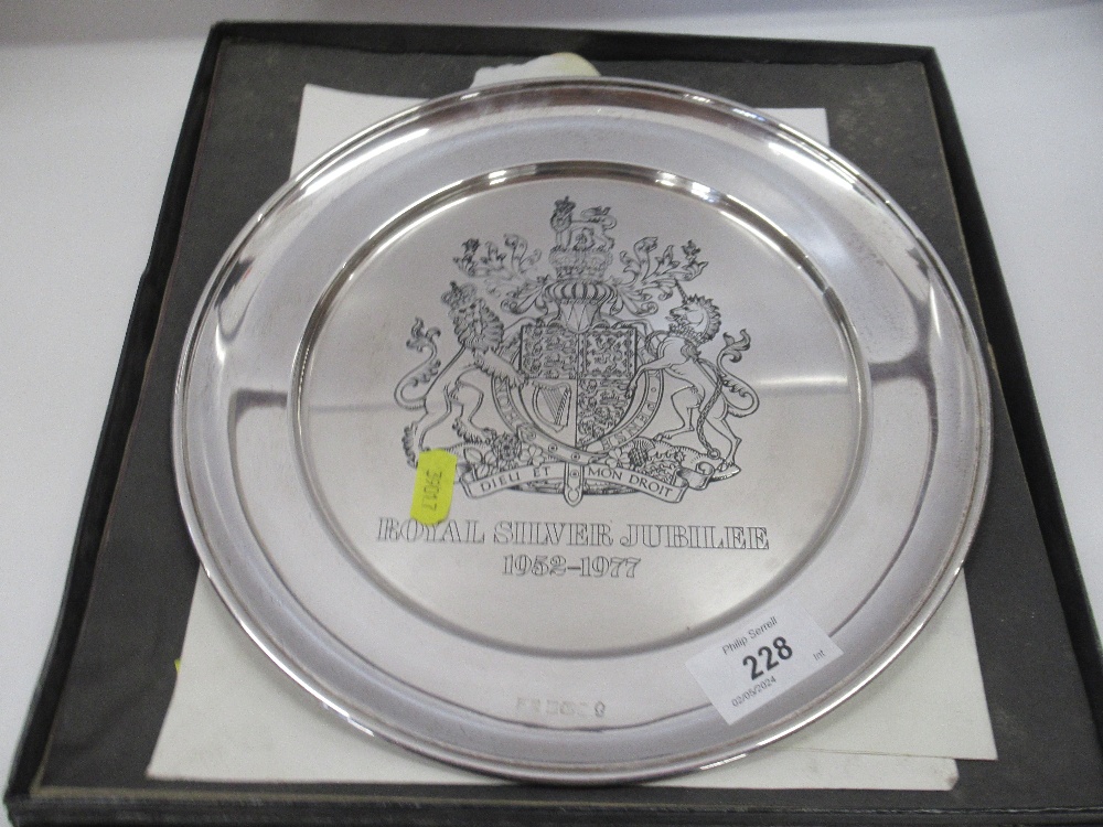 A hallmarked silver limited edition plate commemorating the Silver Jubilee, weight 13oz, diameter - Image 2 of 4