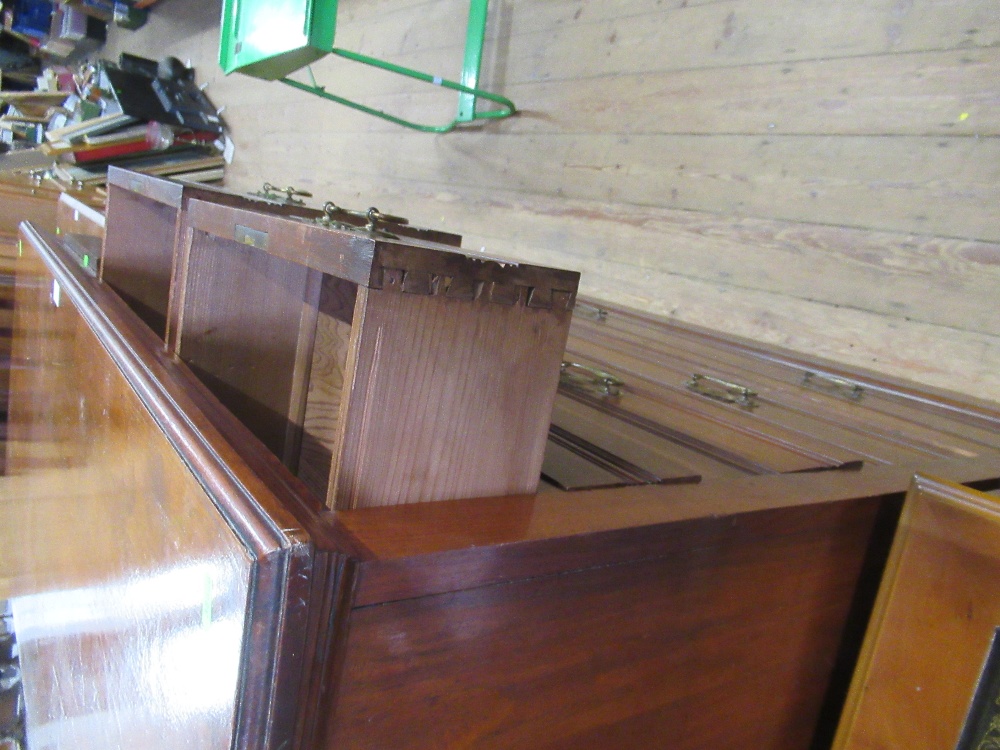 An Edwardian mahogany chest of drawers having central drawer flanked by two smaller drawers over - Image 3 of 4