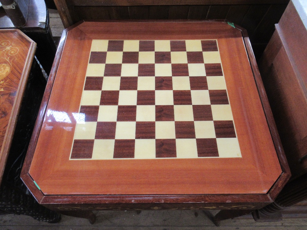 A games table with inlaid decoration, the top revealing chess and bat gammon board, the top then - Bild 2 aus 4
