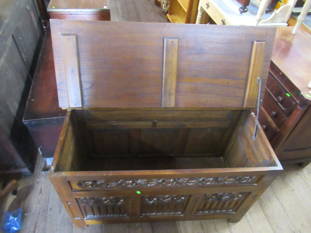 An oak coffer with carved front width 42ins depth 19ins, height 26ins - Bild 2 aus 2