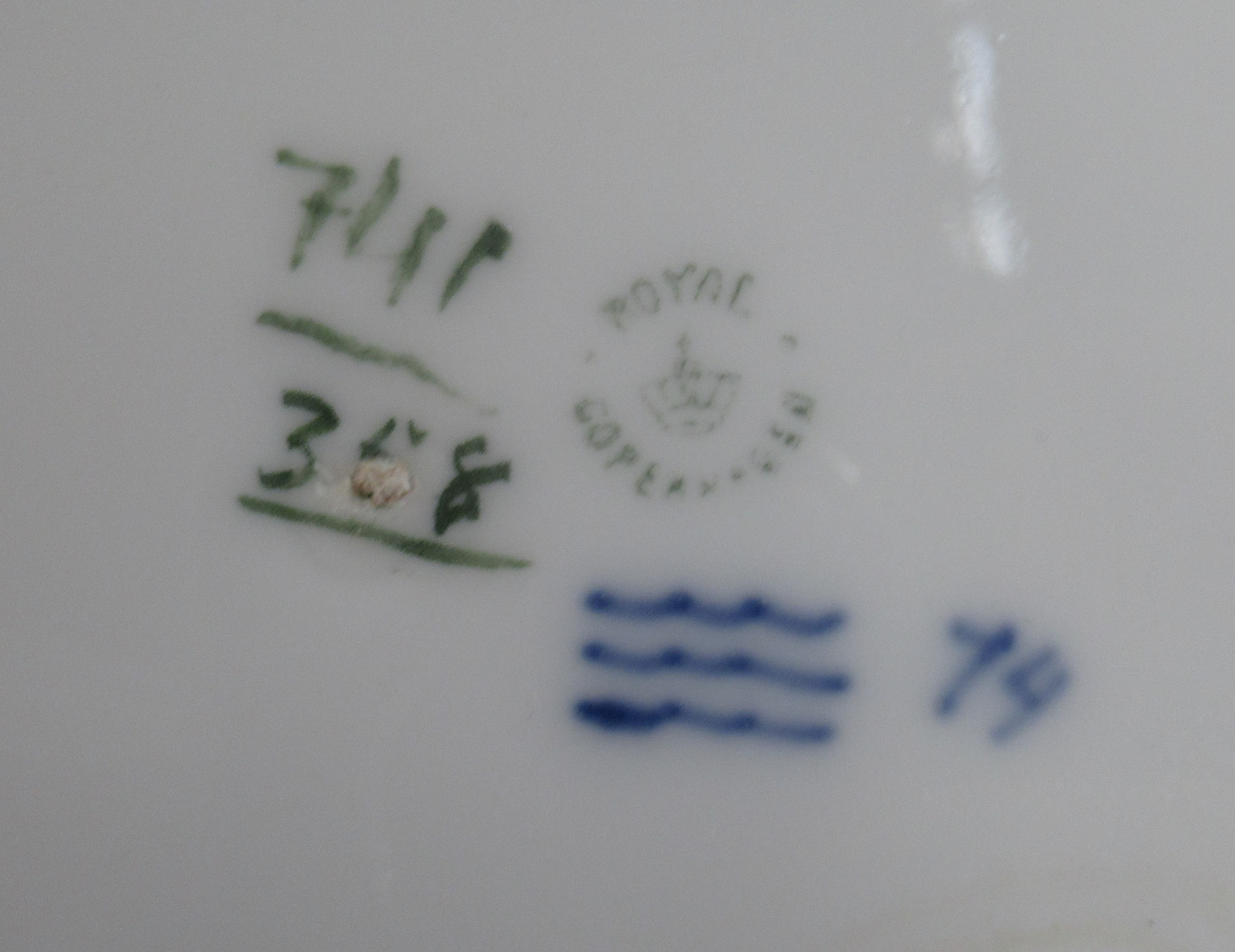 A Royal Copenhagen bowl, decorated with two ducks on the edge, No 358, 10ins wide, made before 1923 - Image 3 of 3
