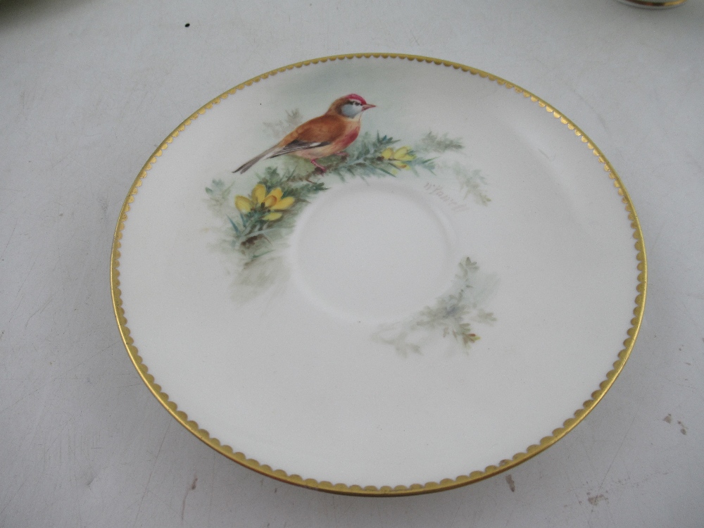 A Royal Worcester cup decorated with a robin  saucer decorated with a Linnet and side plate - Bild 5 aus 8