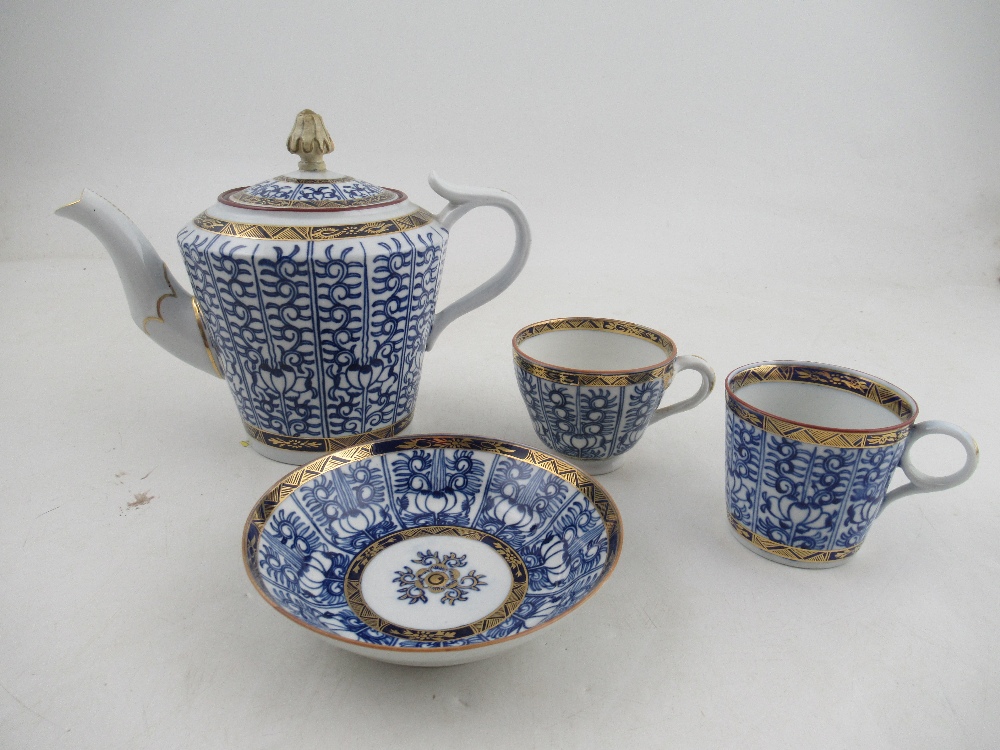 An early Worcester Trio-Set  and a tea pot decorated with the Royal Lilly pattern