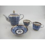 An early Worcester Trio-Set  and a tea pot decorated with the Royal Lilly pattern