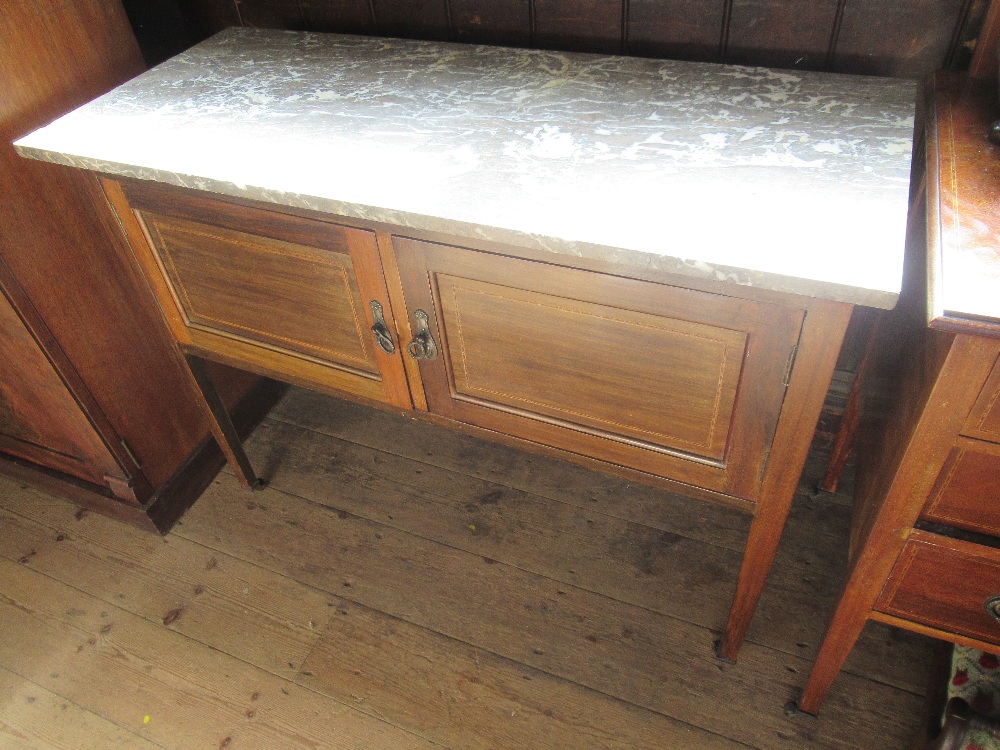 An Edwardian bedroom suite, comprising mirror door wardrobe, dressing table and marble topped wash - Image 3 of 4