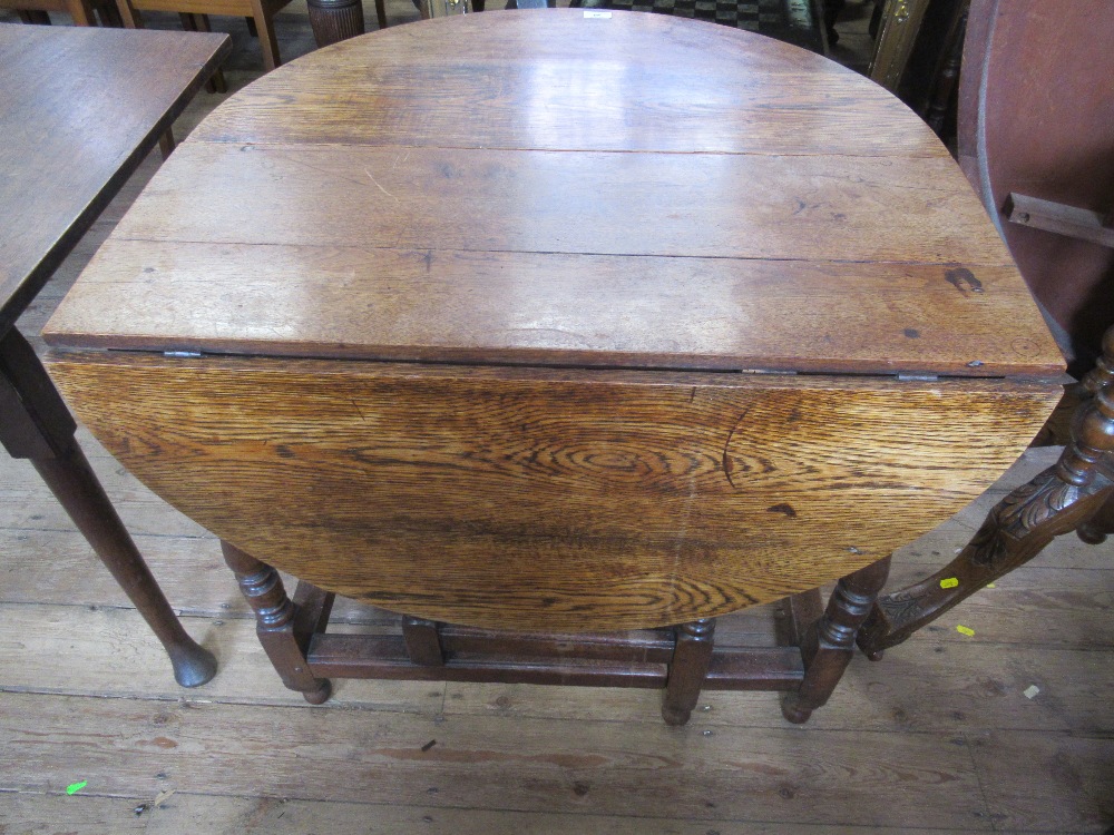 An Antique oak gate leg table, width 33ins - Image 5 of 5