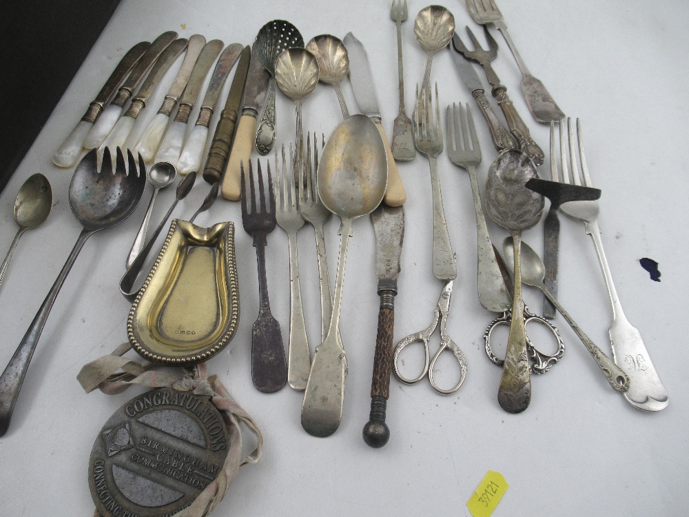 A collection of silver plated flatware, to include pickle forks, cake slices etc - Image 4 of 5
