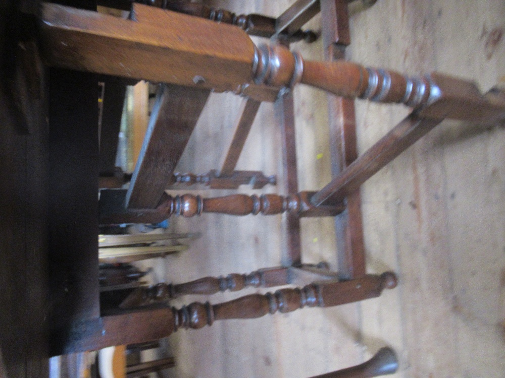 An Antique oak gate leg table, width 33ins - Image 2 of 5