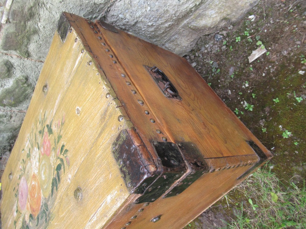 A pine painted box, decorated with flowers, width 27ins - Image 4 of 4