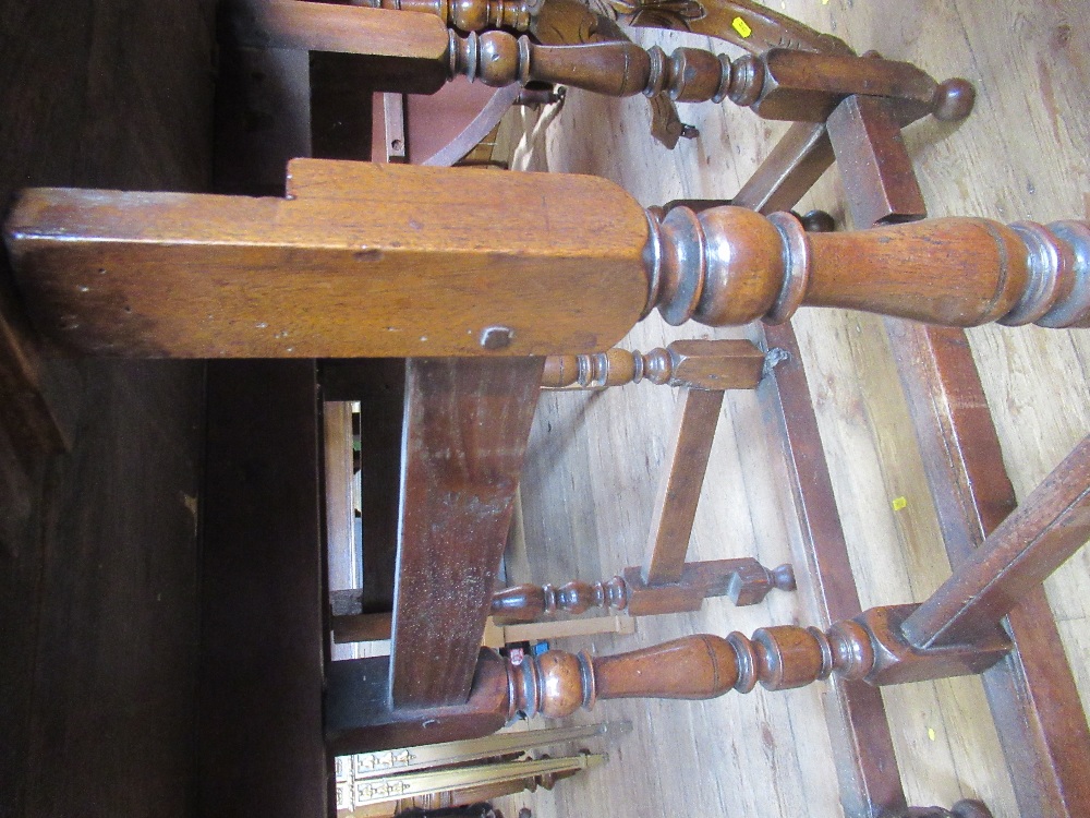 An Antique oak gate leg table, width 33ins - Image 4 of 5