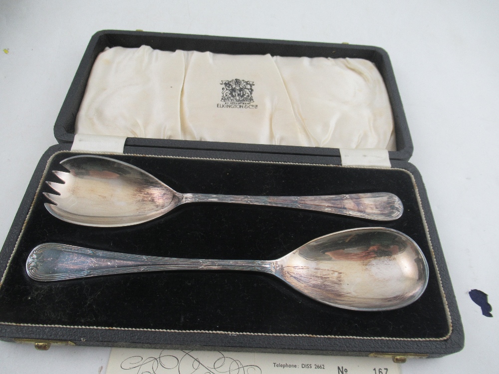 A collection of silver plated flatware, to include pickle forks, cake slices etc - Image 5 of 5