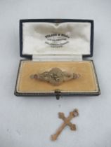 A Victorian 9ct gold bar brooch, together with a 9ct gold cross pendant, weight 3.4g