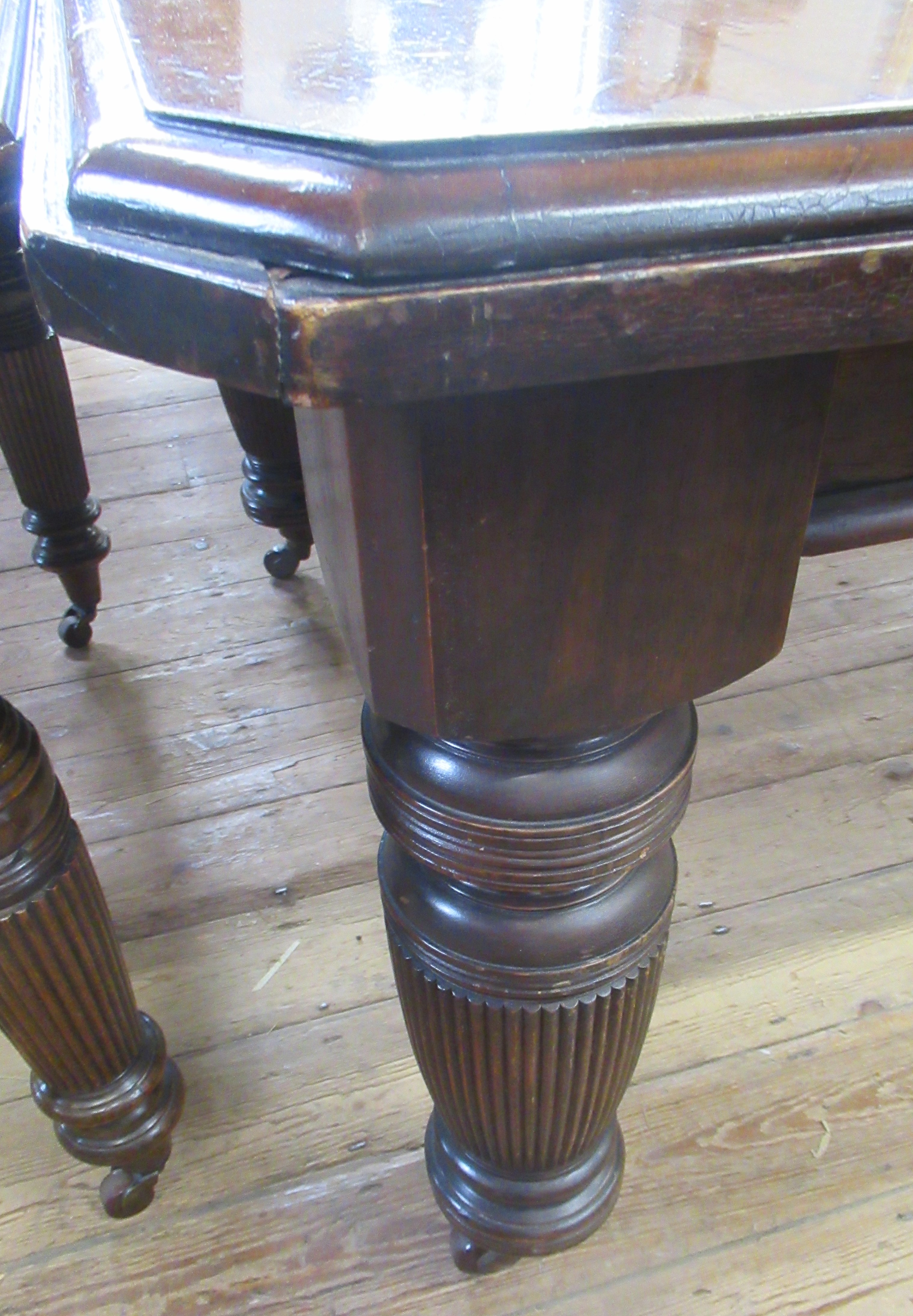 Two 19th century mahogany extending dining tables, each table has an extra leaf and handle, total - Image 5 of 6