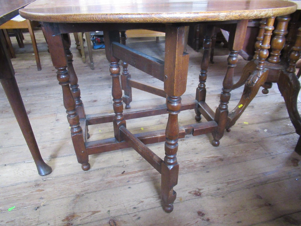 An Antique oak gate leg table, width 33ins - Image 3 of 5