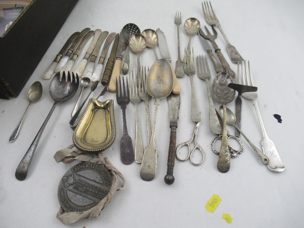 A collection of silver plated flatware, to include pickle forks, cake slices etc - Image 3 of 5