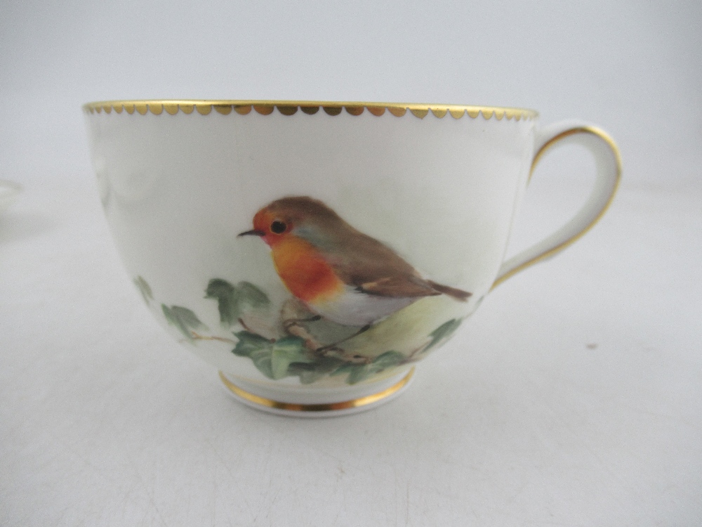 A Royal Worcester cup decorated with a robin  saucer decorated with a Linnet and side plate - Bild 2 aus 8