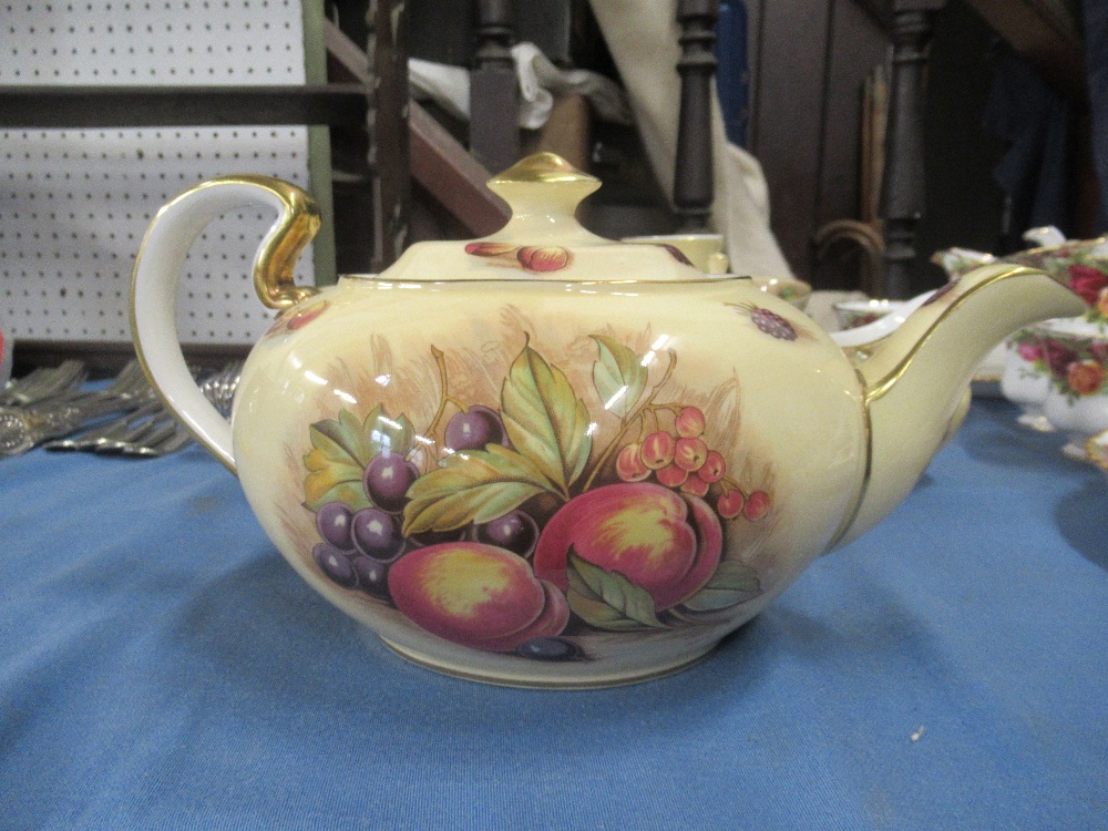 A collection of Aynsley tea ware decorated with fruit to include tea pot, sugar bowl etc - Image 3 of 5