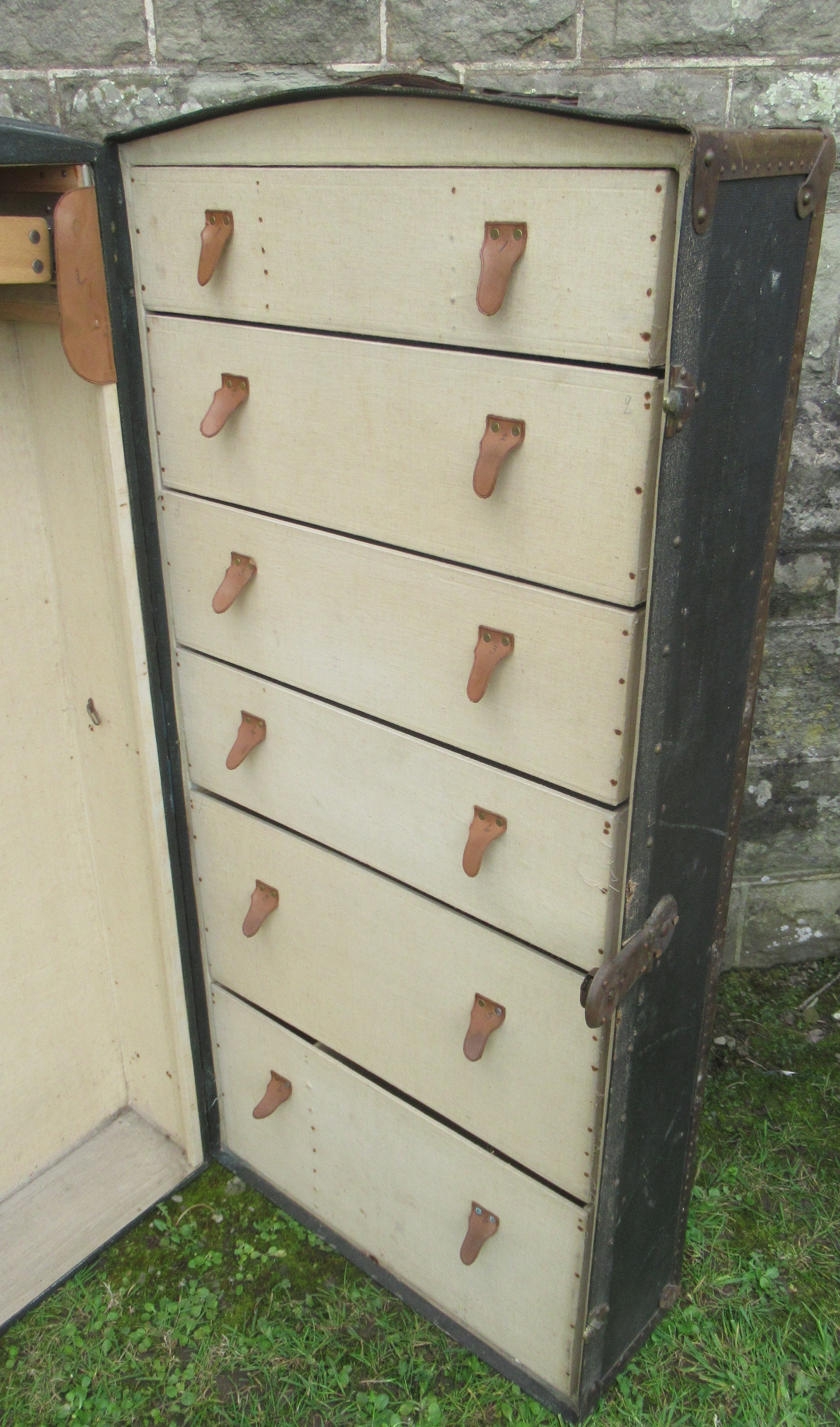 A vintage travelling trunk/chest - Image 2 of 4