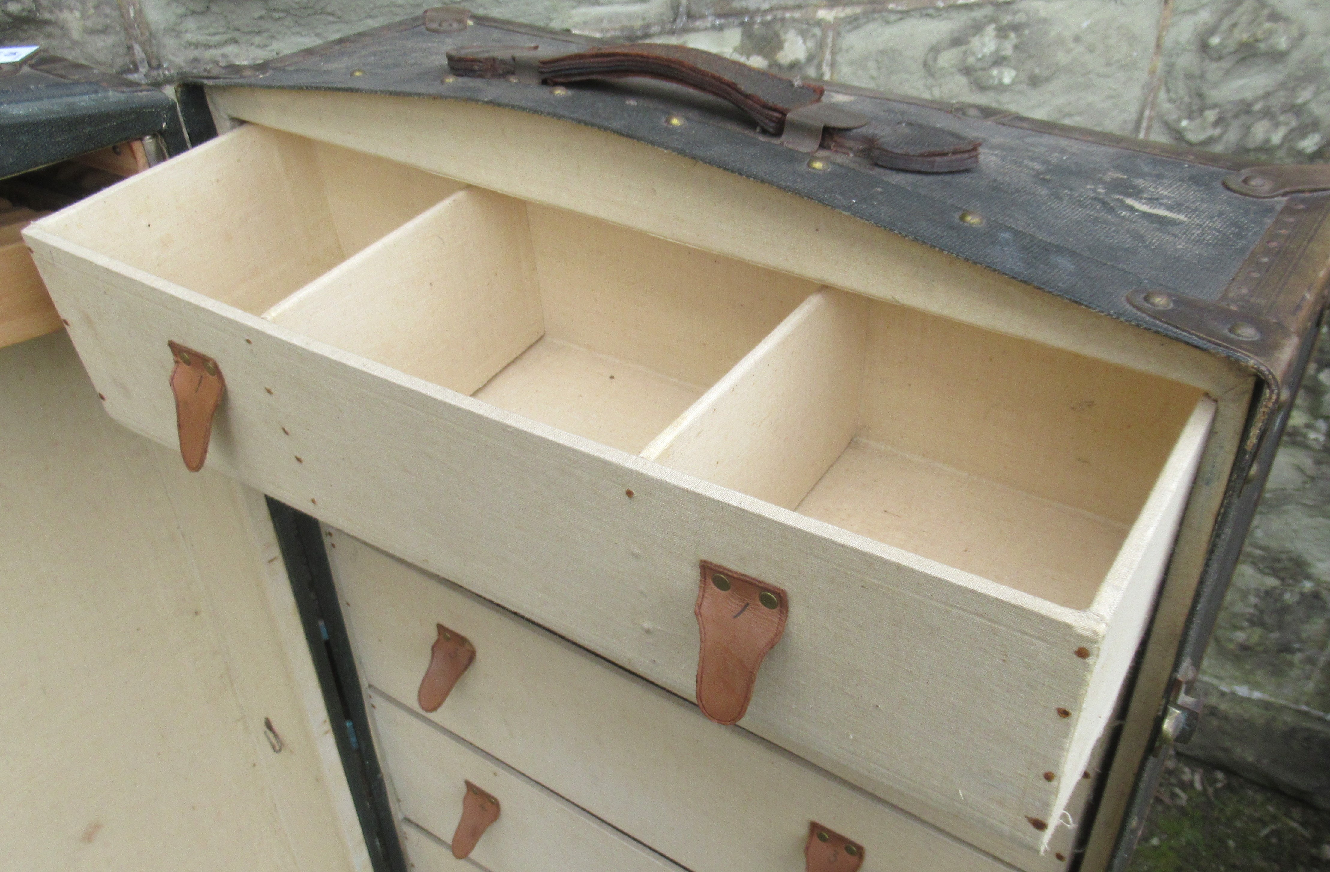 A vintage travelling trunk/chest - Image 3 of 4